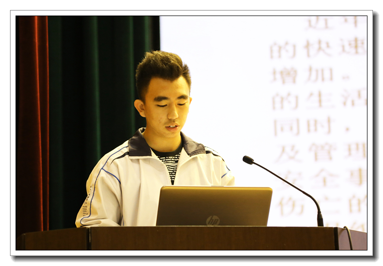 06第33届省金牌获得者王琪然交流经验.JPG