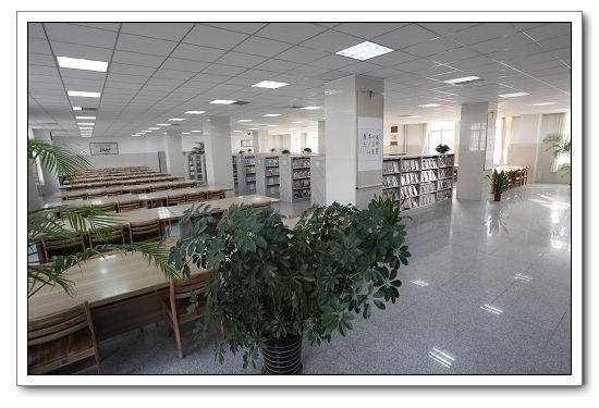 90图书馆阅览室.JPG