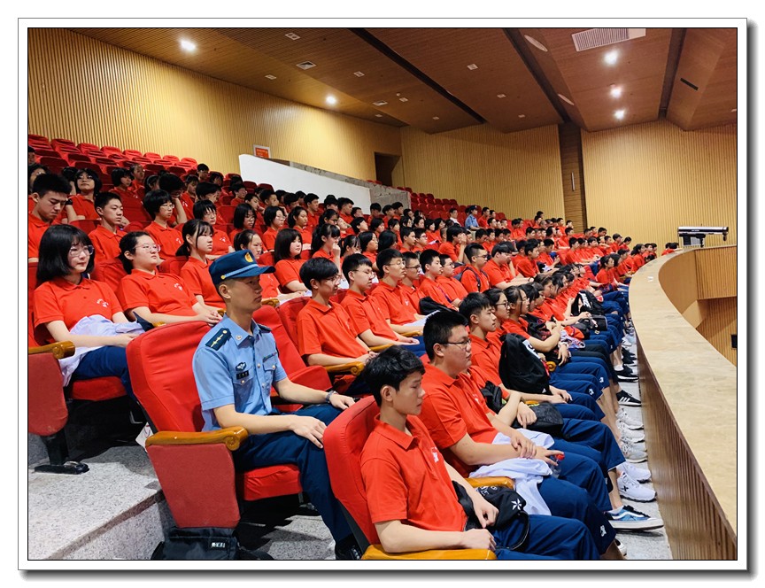 2 队伍整齐的中加学子.jpg