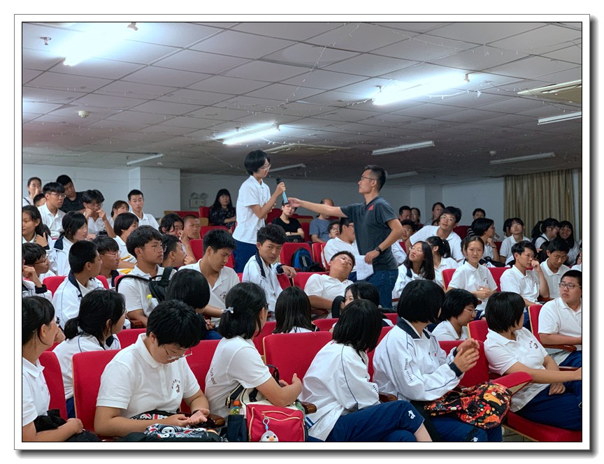 19 新生与麦吉尔大学就读学长王九淇互动.jpg