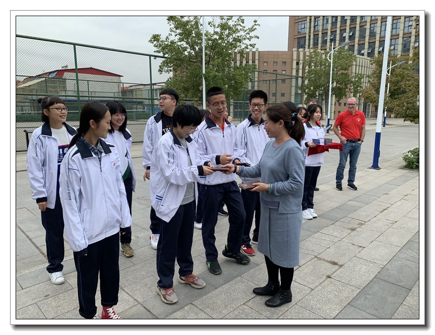 1570781455.jpg 李秀妍老师为三等奖获得者颁奖.jpg