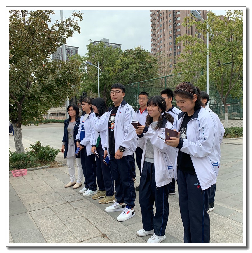 1570781473.jpg 袁朝霞老师为三等奖获得者颁奖.jpg