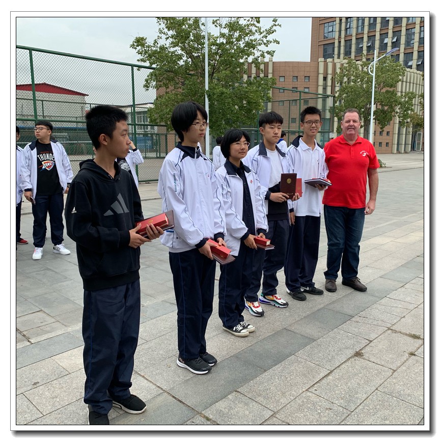 1570781490.jpg 加方副校长Mr.Green为二等奖获得者颁奖.jpg