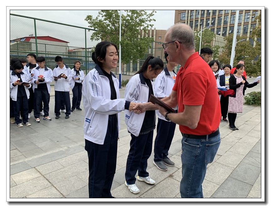 1570781505.jpg 加方校长Mr.White为一等奖获得者颁奖.jpg