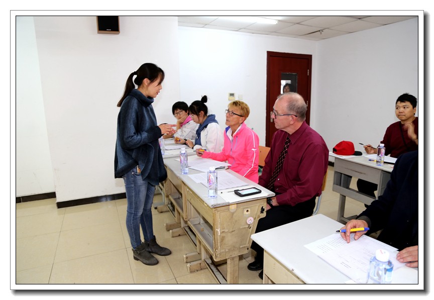 1571877807.jpg 王主任向外籍教师评委解释评分标准.JPG