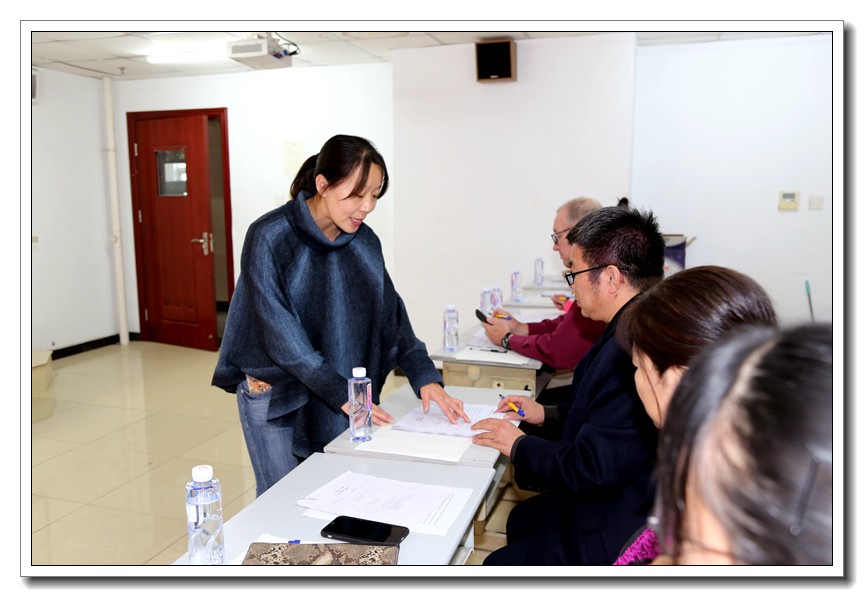 1571877824.jpg 王主任向评委说明评分标准.JPG