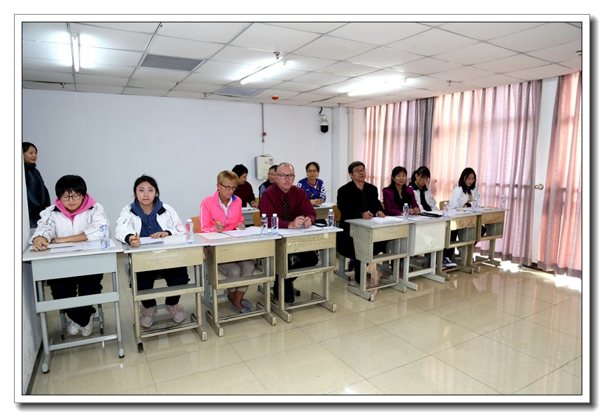 1571877845.jpg 认真专注的评委和分数统计员.JPG