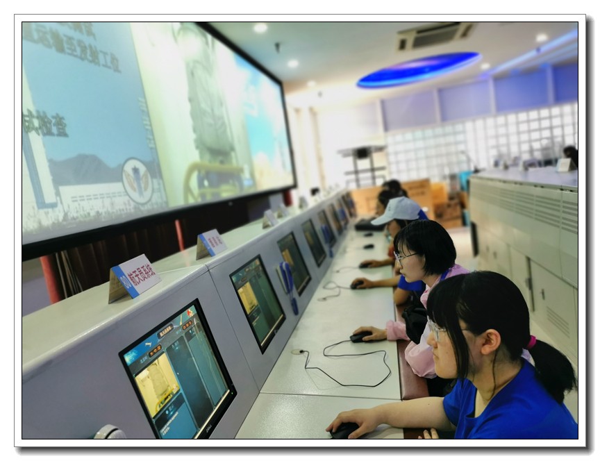 1574730874.jpg 7.体验操作载人航天模拟操作系统.jpg