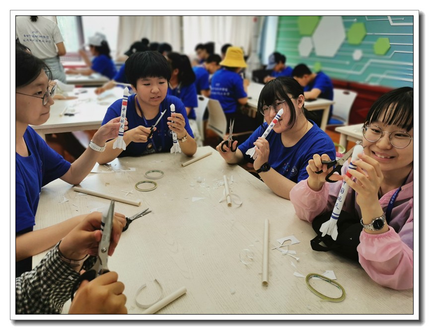 1574730941.jpg 10.亲手制作并发身小火箭.jpg