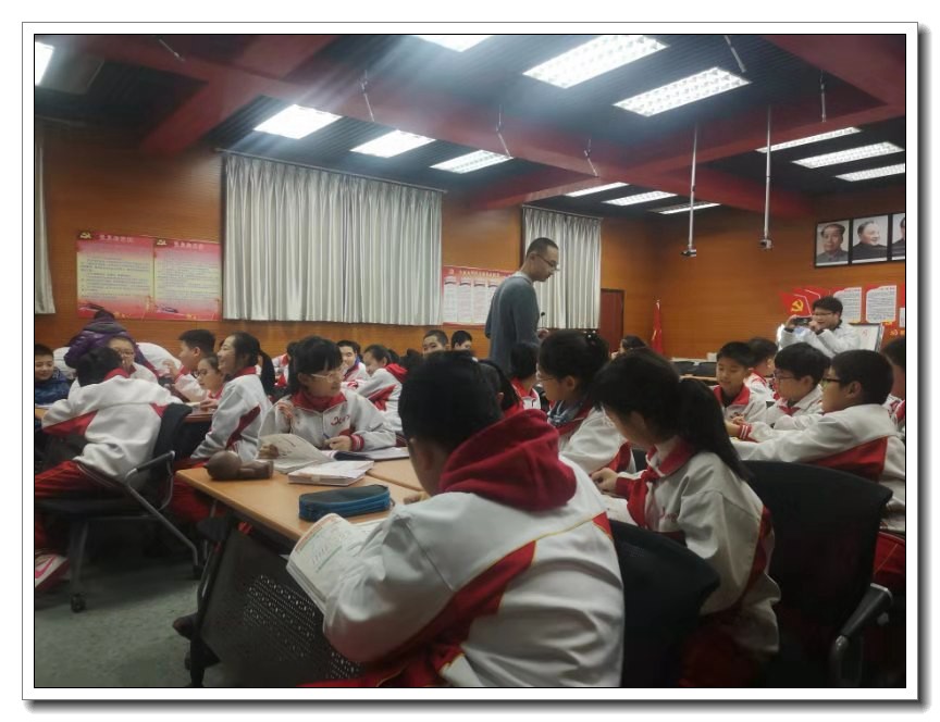 带领志愿者去幸福小学 (1).jpg