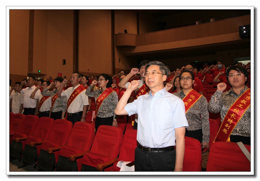 1599781790.jpg 2全体教职员工宣誓.JPG