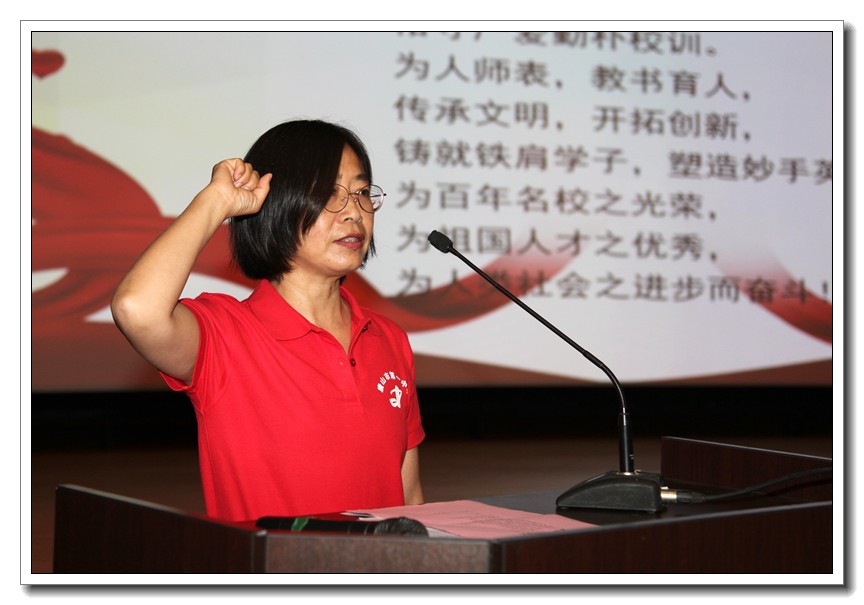 1599781811.jpg 3袁培红书记领誓.JPG